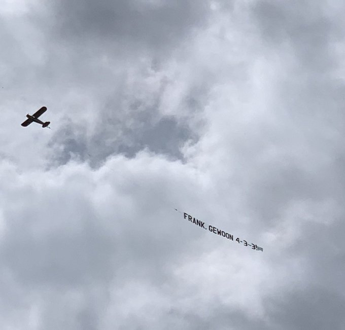 Antrenamentul Olandei, perturbat sâmbătă. Un elicopter a afişat un mesaj pentru selecţionerul Frank de Boer. Vrea sistemul 4-3-3