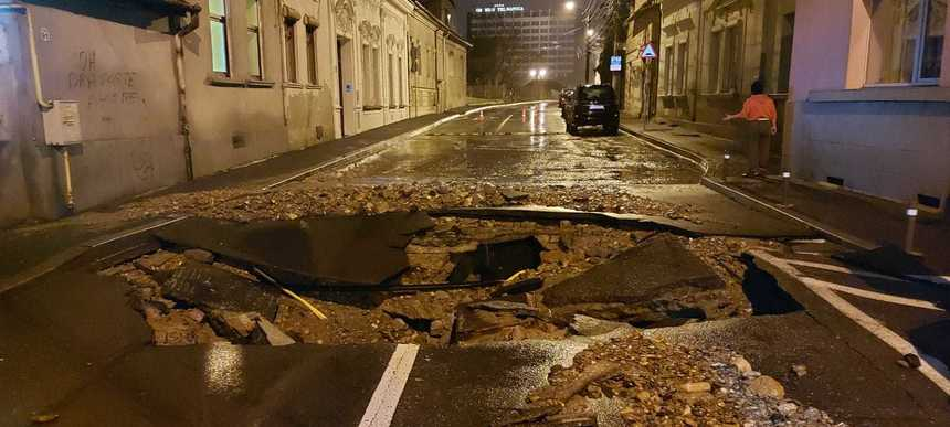 Străzi din Cluj, inundate în prima zi de Crăciun, după ce o ţeavă s-a spart. Apa a intrat în casele oamenilor şi un crater a apărut în mijlocul asfaltului | FOTO