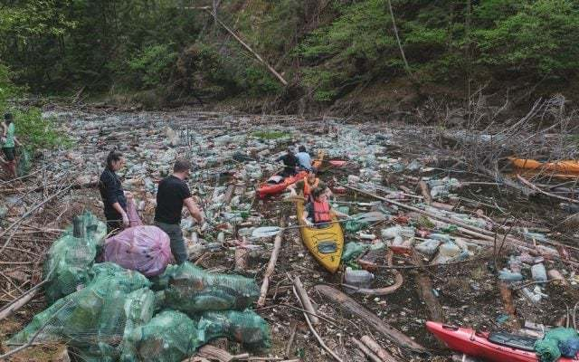 Şeful Gărzii de Mediu afirmă că voluntarii care au curăţat deşeurile de pe lacul Beliş, din Parcul Natural Apuseni, nu au primit ajutor de la primărie: Primăria a pus mâinile pe piept şi a spus: foarte frumos, ne place, mai veniţi pe la noi!. E inadmisibil