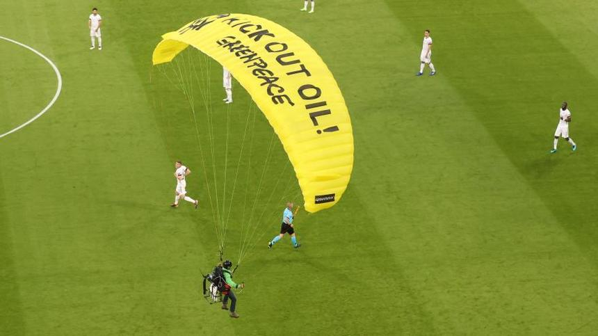 Un parapantist Greenpeace s-a încurcat în cablurile spidercam-ului arenei din Munchen, a rănit câţiva spectatori şi l-a speriat pe Deschamps care s-a lovit de banca de rezerve – VIDEO