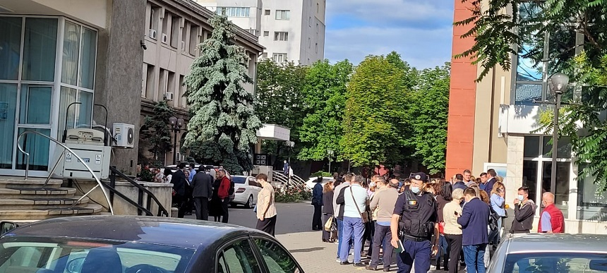 Încă o zi de proteste ale angajaţilor Primăriei Focşani