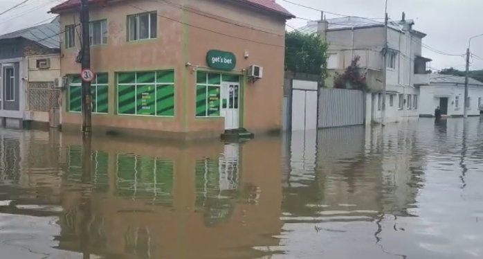 Mai multe cartiere ale oraşului Galaţi, inundate în urma ploilor abundente / Un adăpost cu 500 de animale, inundat – VIDEO