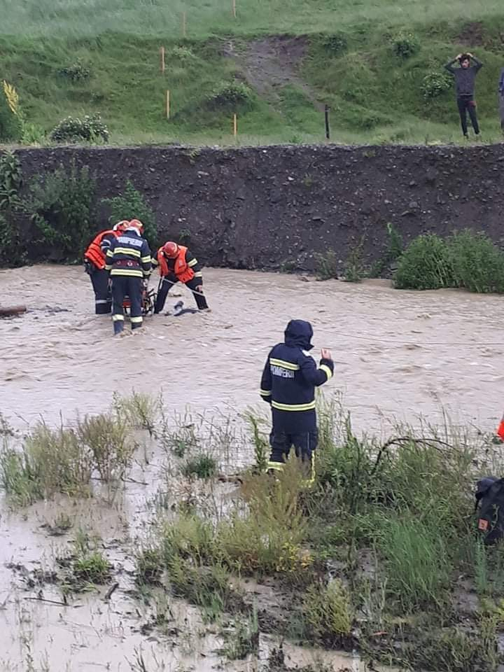 Un bărbat a murit după ce a fost luat de o viitură, în judeţul Neamţ/ În Bacău, este căutată o persoană care a căzut în apă după ce un podeţ s-a rupt / Sat izolat în Vrancea – FOTO