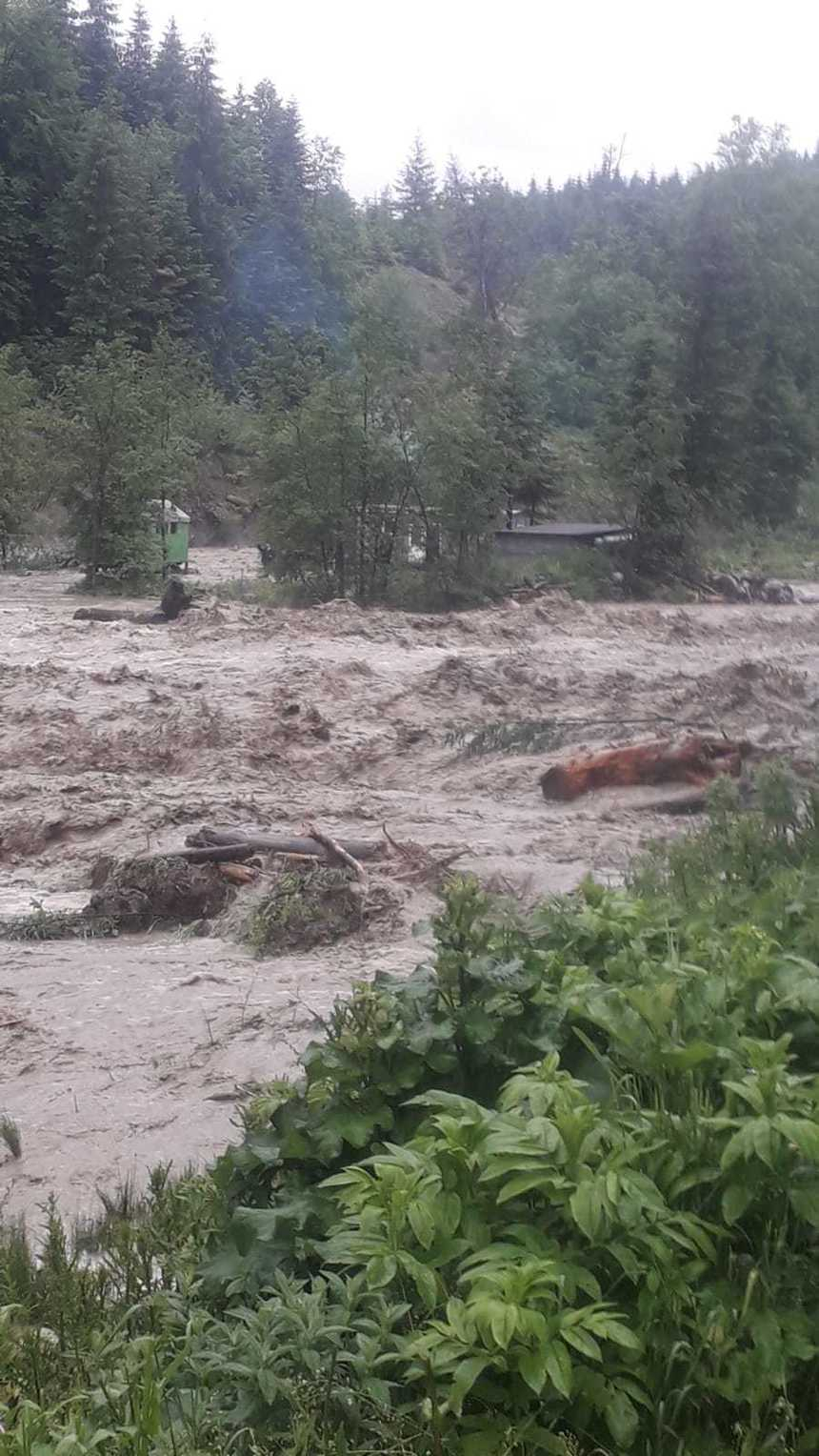 Bode: 54 de localităţi din 20 de judeţe şi municipiul Bucureşti, afectate de fenomenele meteo/ Salvarea celor 12 muncitori din Vrancea, una extrem de dificilă