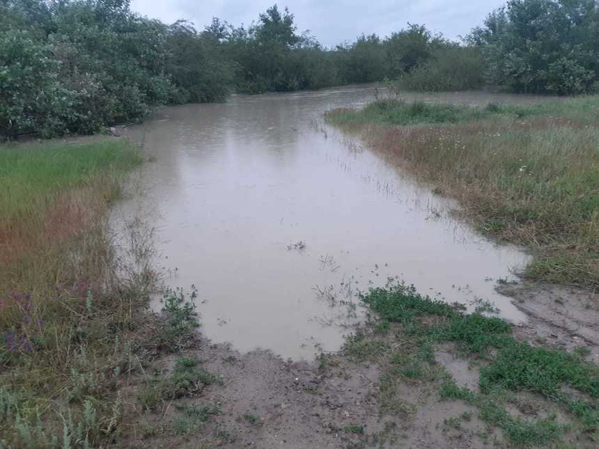 Vrancea: Cel puţin 50 de gospodării din comuna Bilieşti au fost inundate / Intervenţii ale pompierilor în mai multe zne din judeţ / Circulaţie restricţionată pe drumuri judeţene