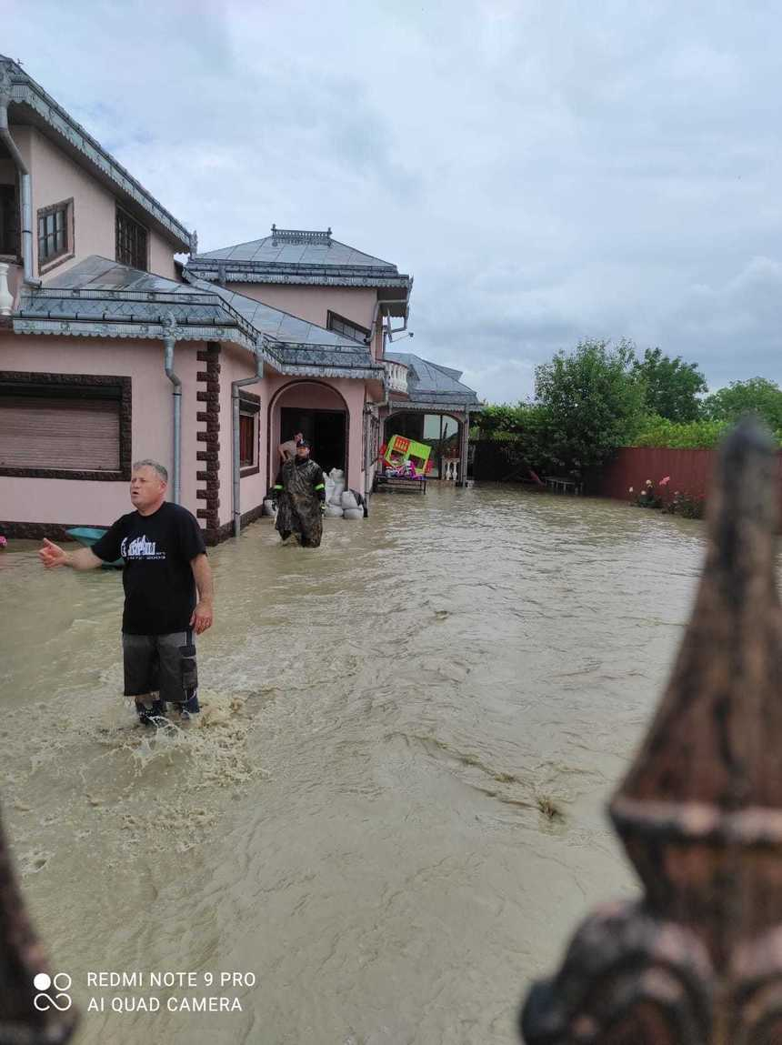 Lucian Bode: Fenomenele hidro-meteorologice au afectat 77 de localităţi din 26 de judeţe şi municipiul Bucureşti/ 20.000 de lucrători ai MAI, pregătiţi să intervină/ În Vrancea, sunt 50 de gospodării inundate, în Neamţ sunt 4 familii izolate