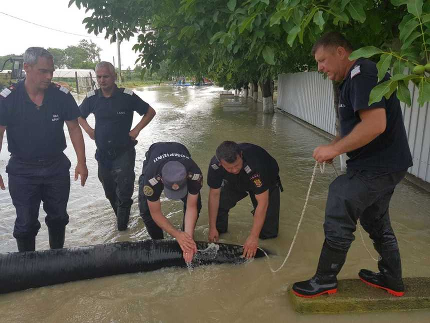 Vrancea: Apele începe să se retragă la Bilieşti, toţi localnicii având acces în gospodării/ Peste 550 de hectare de culturi au fost distruse – VIDEO