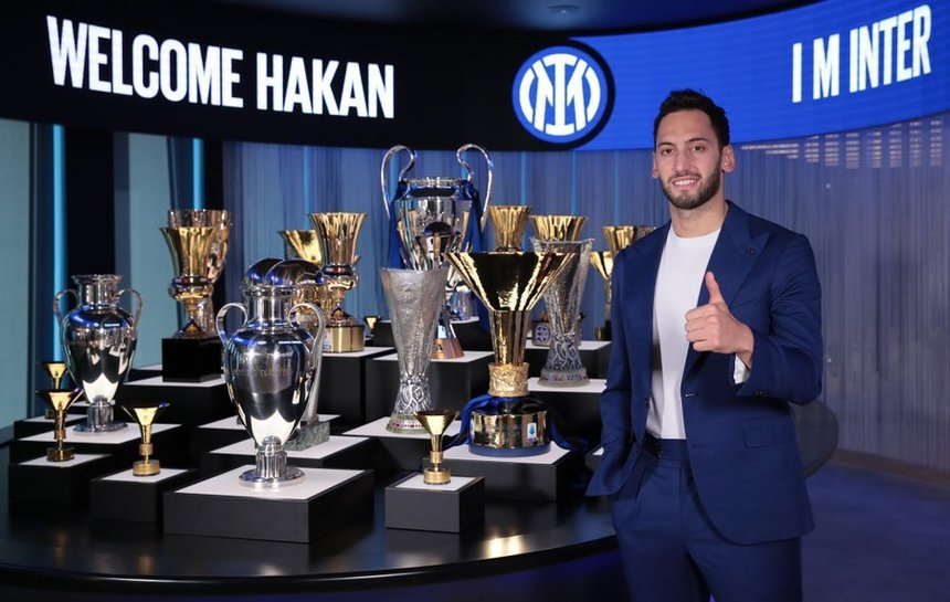 Calhanoglu a părăsit AC Milan şi a semnat un contract pe trei ani cu rivala Inter Milano