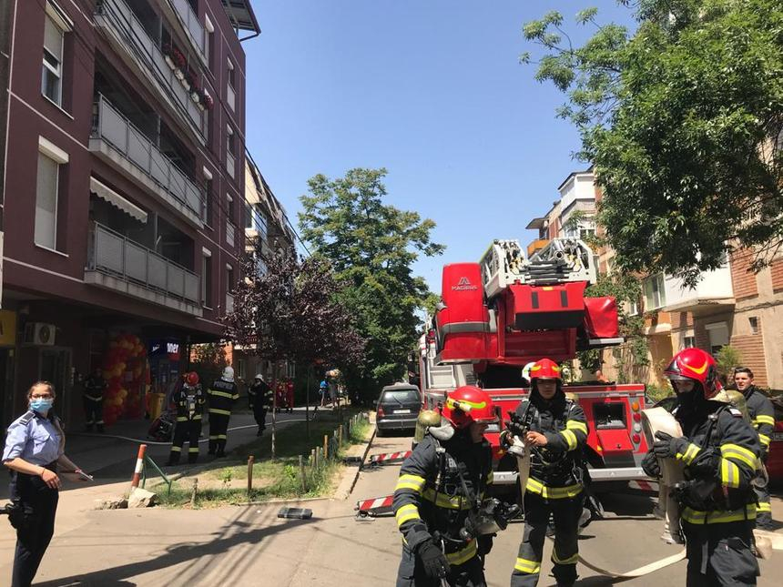 Timişoara: 29 de persoane, între care patru copii, evacuate dintr-un bloc din cauza unui incendiu izbucnit într-un apartament aflat la mansardă/ Proprietara locuinţei a suferit un atac de panică – FOTO, VIDEO