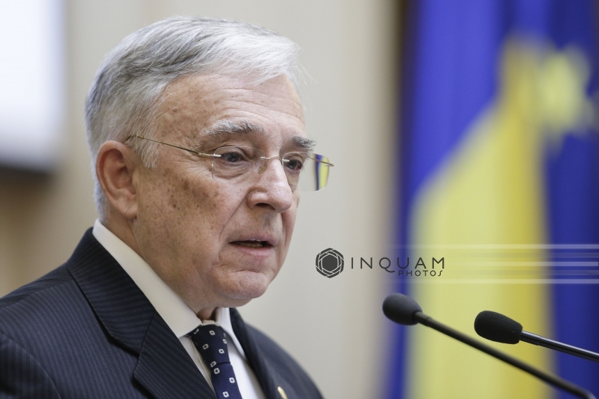 Isărescu scrie Parlamentului, îngrijorat că legea care interzice cumulul pensiei cu salariul ar însemna să piardă funcţia de guvernator al BNR