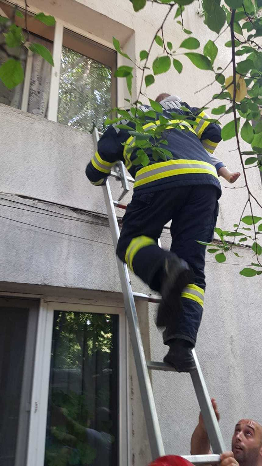 Copil de doi ani din Focşani, salvat de pompieri de pe pervazul unei ferestre de la etajul întâi