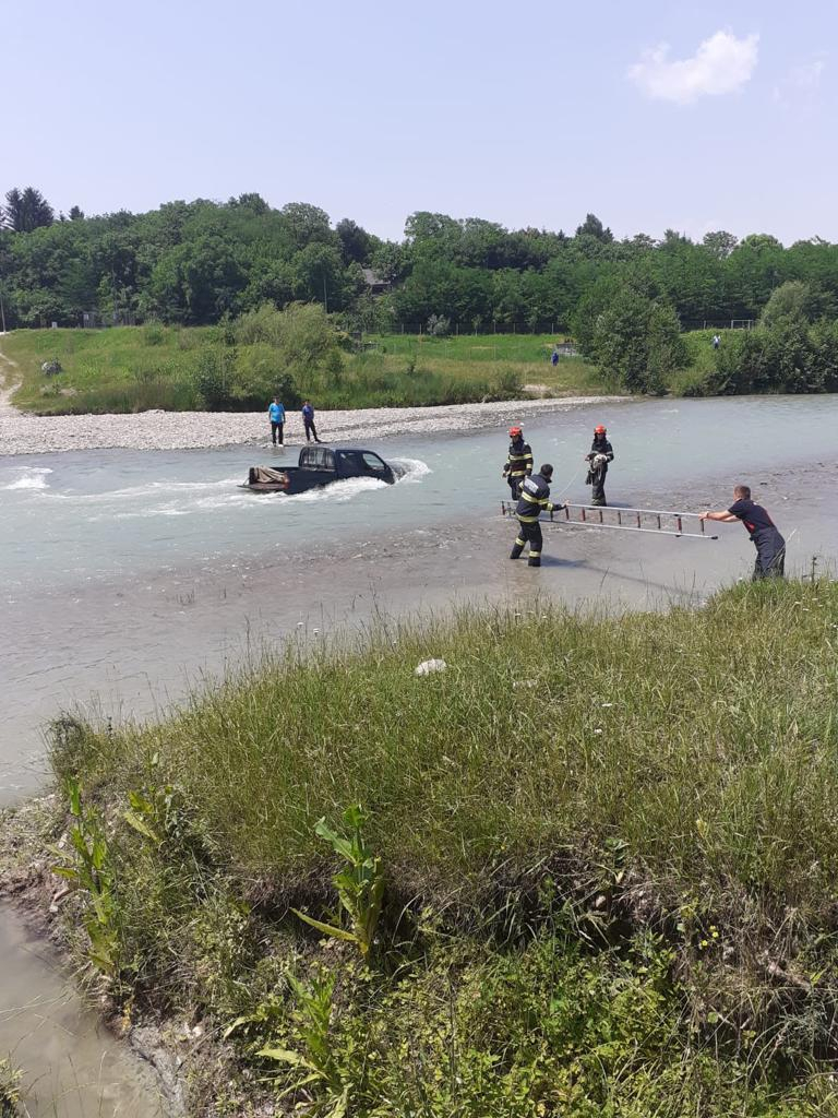 Prahova: Autoturism luat de apele umflate ale râului Teleajen. Pompierii au intervenit în sprijinul a două persoane aflate în maşină – VIDEO