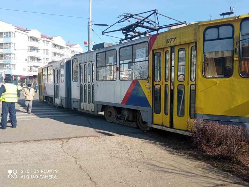 Un bărbat a fost rănit într-un tramvai al liniei 19 de o bucată de şină care a trecut prin podea