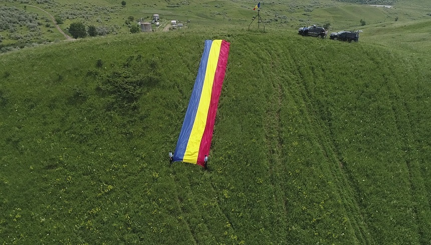 Un drapel lung de 15 metri a fost amplasat de jandarmii buzoieni pe un deal din apropierea rezervaţiei naturale Vulcanii Noroioşi – FOTO