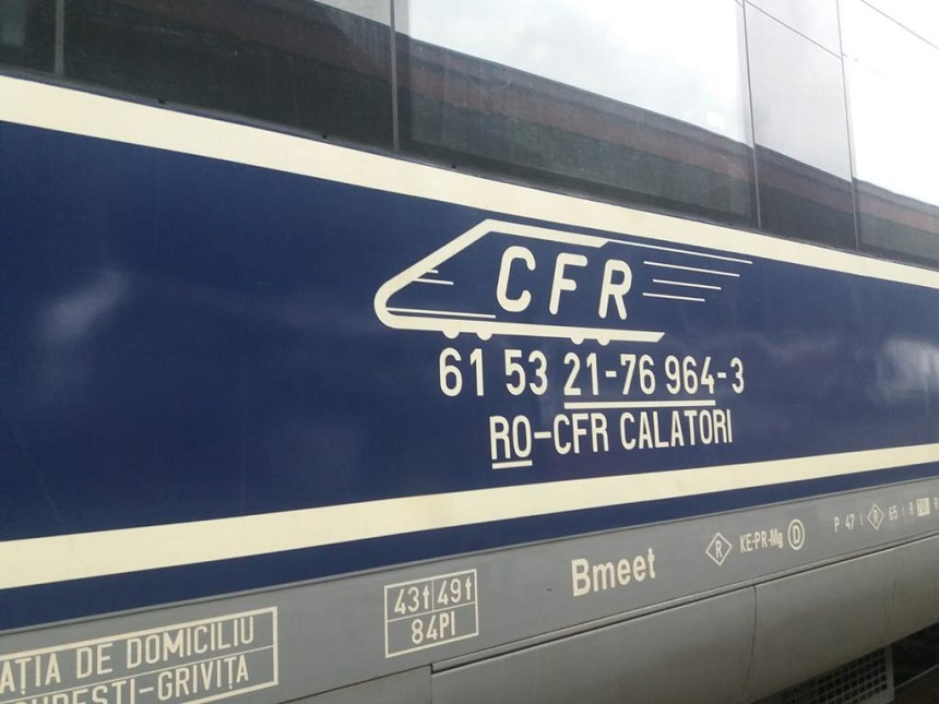 Întârziere de aproape trei ore a unui tren de călători care circula dinspre Cluj spre Capitală, în urma deraierii locomotivei unui marfar