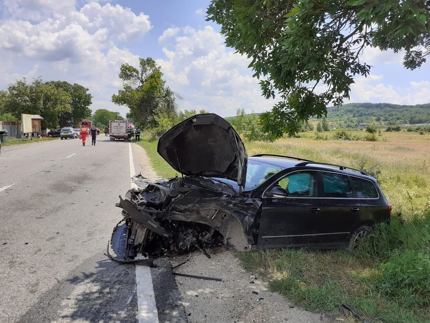 Accident grav la limita dintre judeţele Gorj şi Vâlcea. O persoană a murit şi alte patru, între care doi copii, sunt rănite – FOTO