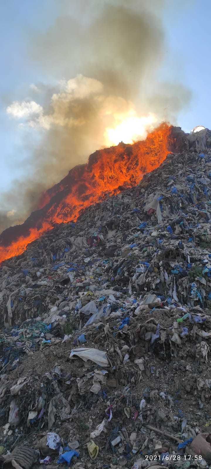 Nou incendiu la groapa de gunoi a municipiului Sighişoara / Gunoaiele ard cu degajare mare de fum, pe o supafţă de 400 de metri păstraţi – VIDEO