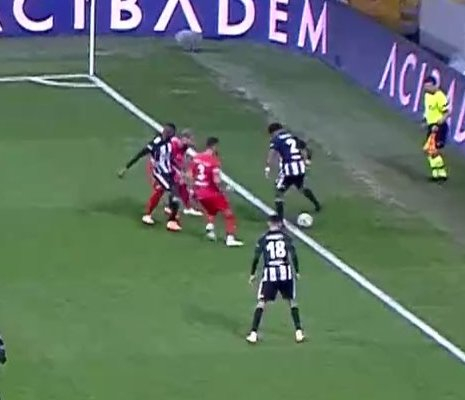 Turcia: Căpitanul echipei Sivasspor, eliminat după ce a vrut să-i arate arbitrului, cu telefonul mobil, că a greşit la o fază – VIDEO –