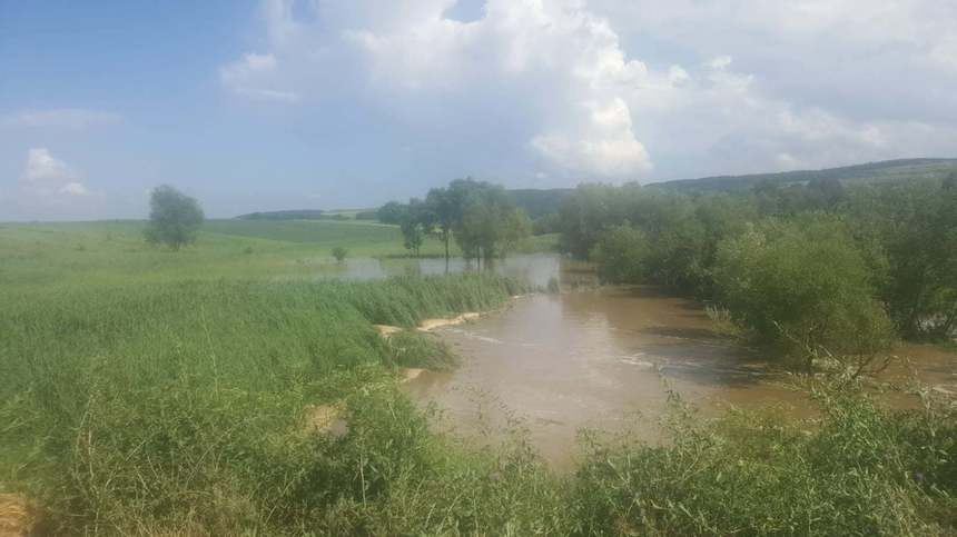 Şedinţă de urgenţă la Minstrrul Mediului, după ce s-a rupt un dig pe un iaz într-o comună din Neamţ / A fost transmis mesaj RO-Alert pe o distanţă de 20 de kilometri în aval