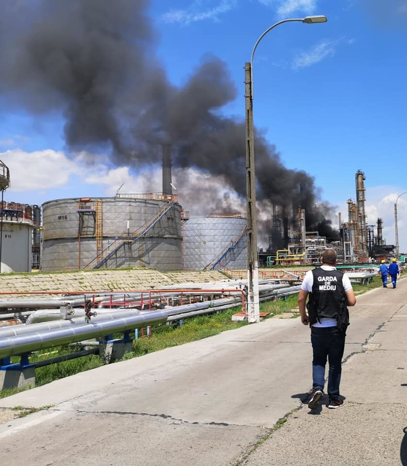 Explozie şi incendiu la Rafinăria Petromidia – Ministerul Mediului anunţă valori crescute ale indicatorilor monitorizaţi, la staţia Năvodari Tabără, fără a se atinge valorile limită / Va fi verificat modul în care compania a respectat prevederile de mediu