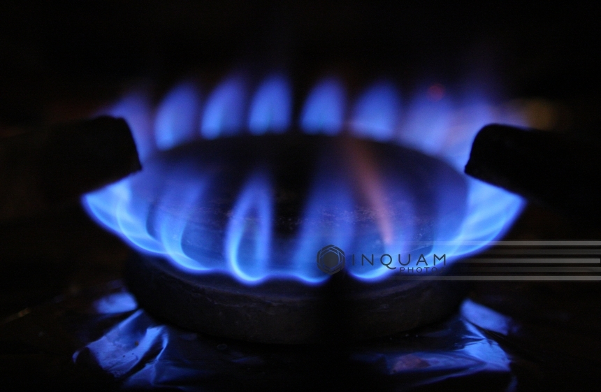 Autoritatea Naţională de Reglementare în domeniul Energiei a amendat E.ON Energie României cu 310.000 lei şi Engie România cu 90.000 lei. Furnizorii le vor plăti penalităţi clienţilor finali care nu au primit răspunsuri în termenul legal