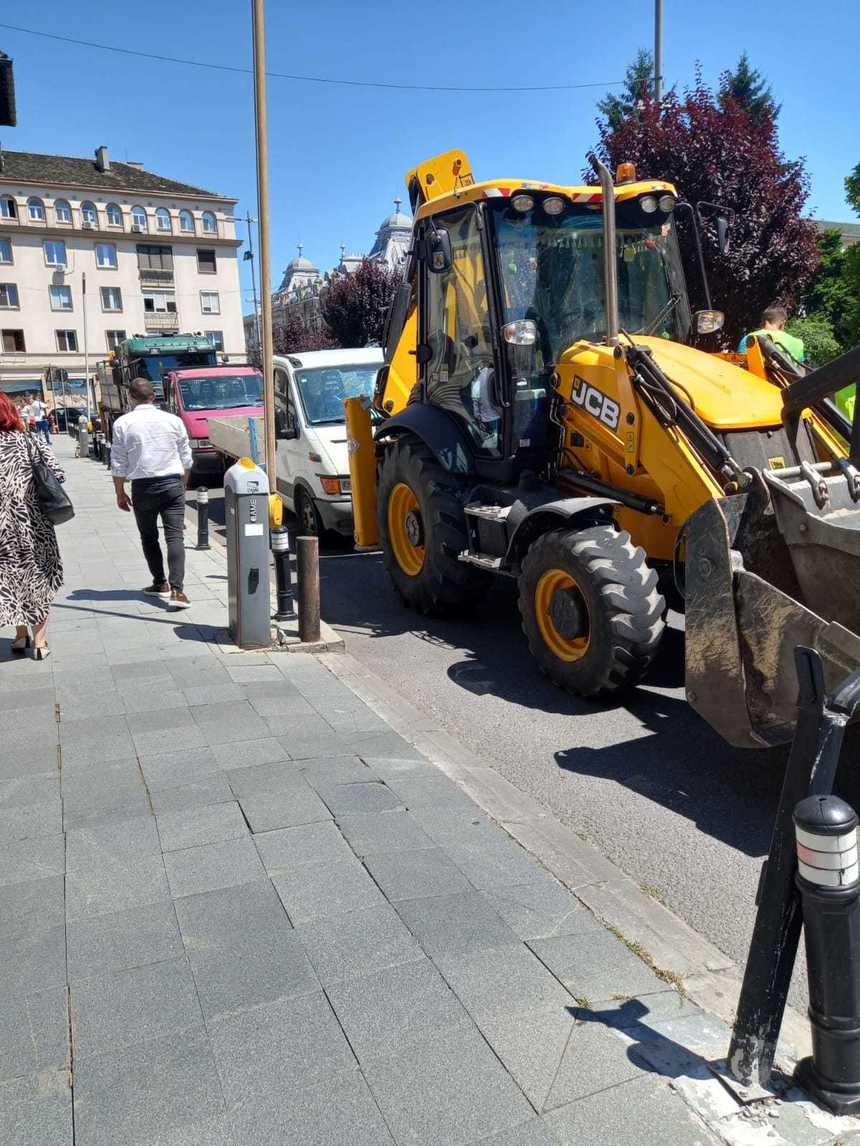 Stradă din Craiova, blocată de mai multe utilaje / Proprietarl acestora susţine că are de recuperat bani de la Consiliul Judeţean / Poliţiştii au intervenit pentru deblocarea drumului – FOTO