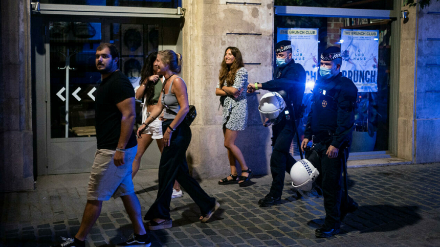 Catalonia reînchide discotecile şi alte locuri de distracţie nocturne în spaţii închise şi cere teste PCR negativ sau dovada vaccinării la evenimente în aer liber de peste 500 de persoane, în urma unei creşteri ”exponenţiale” a cazurilor de covid-19; Navara şi Andaluzia ar putea reimpune restricţii