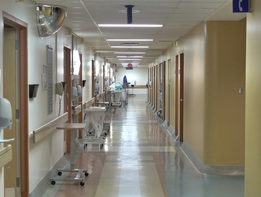 Gorj: Copil de aproape 3 ani, în stare gravă la spital, după ce a căzut de la etajul patru / Mama l-a transportat la spital