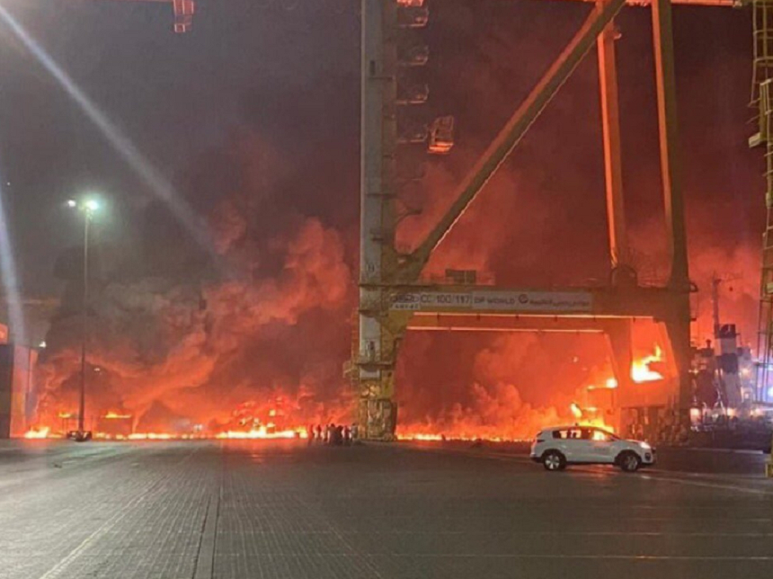 Un incendiu controlat, în urma unei explozii la bordul unui portcontainer, în principalul port din Dubai, Jebel Ali