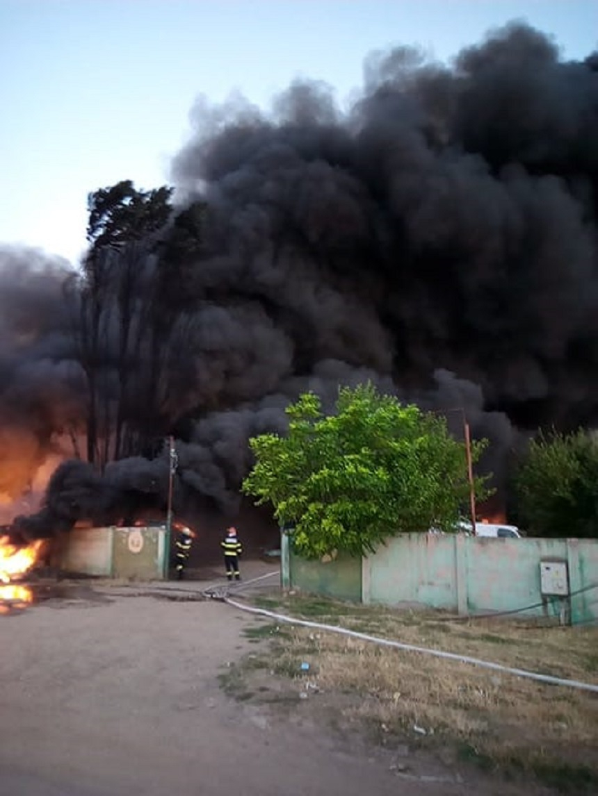 Incendiu puternic la un depozit de deşeuri plastice reciclabile din Salonta – FOTO, VIDEO