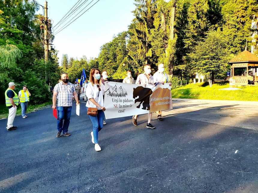 Tanczos Barna: Sute de oameni au protestat la Băile Tuşnad, încercând să atragă atenţia asupra prezenţei constante a urşilor în localitate / Ursul provoacă daune zilnice şi pune în pericol viaţa umană, iar oraşul a pierdut sume semnificative