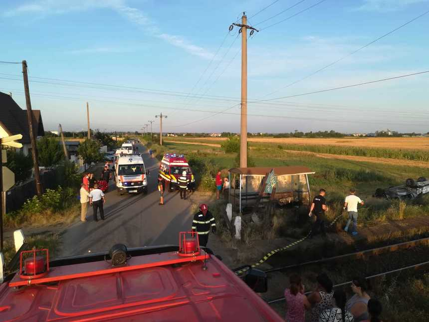 Olt: Accident între un autoturism şi un tren cu 28 de călători / Şoferul autoturismului, de 23 de ani, în stare gravă