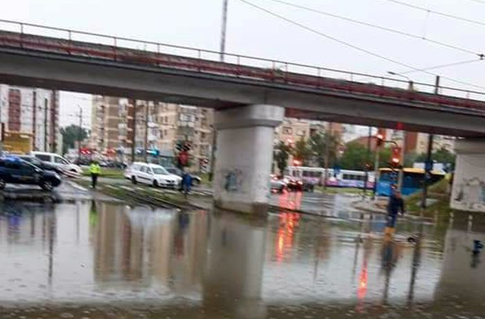 Arad: Ploaia torenţială a inundat un pasaj, un teatru şi anexe ale stadionului – VIDEO