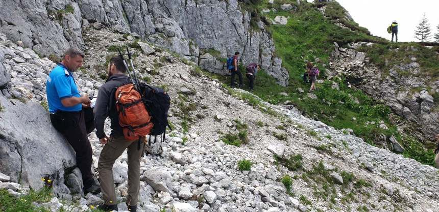 Grup de 21 de persoane, depistat în Parcul Naţional Piatra Craiului, deşi regulamentul zonei prevede grupuri de maxim cinci persoane