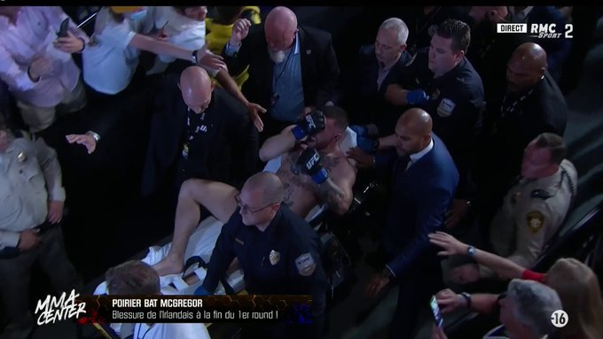 Conor McGregor, accidentat grav la piciorul stâng, nu a putut continua meciul cu Dustin Poirier de la UFC 264. Britanicul a fost evacuat din arenă pe targă – VIDEO –