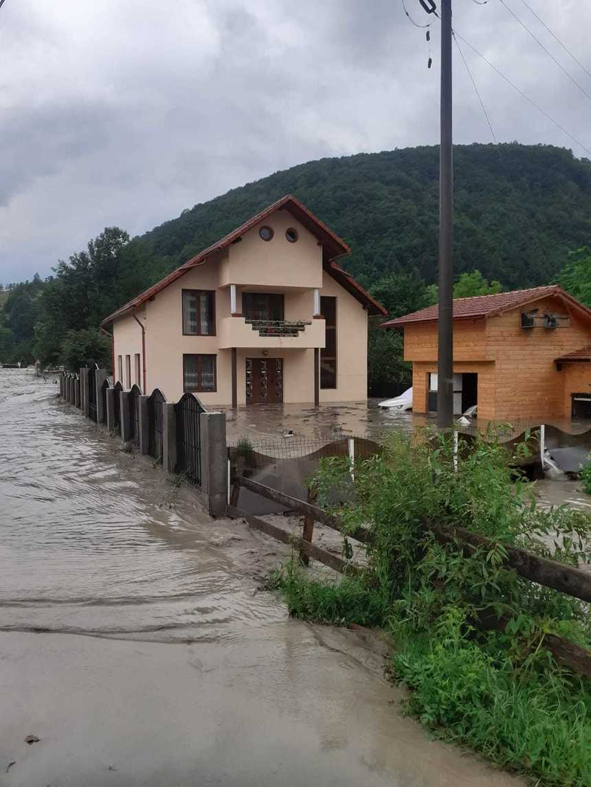 Alba: Zeci de case din zona oraşelor Abrud şi Câmpeni sunt inundate, iar 62 de persoane au fost evacuate/ Pompierii au intervenit pentru a salva mai multe persoane din locuinţe/ DN 74, blocat de aluviuni – FOTO, VIDEO