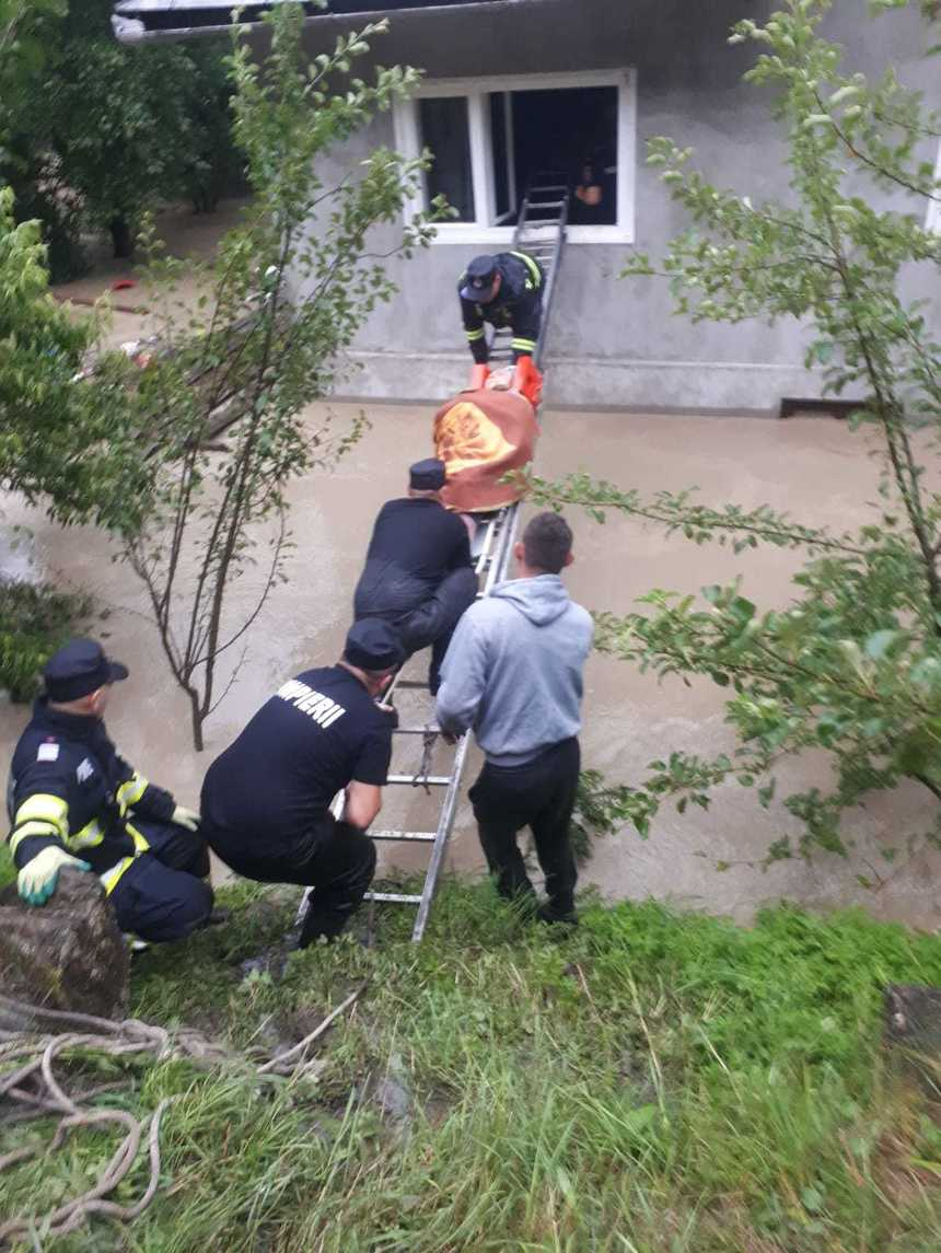 IGSU: 15 localităţi din cinci judeţe, afectate de inundaţiile de vineri/ Aproape o sută de persoane au fost evacuate