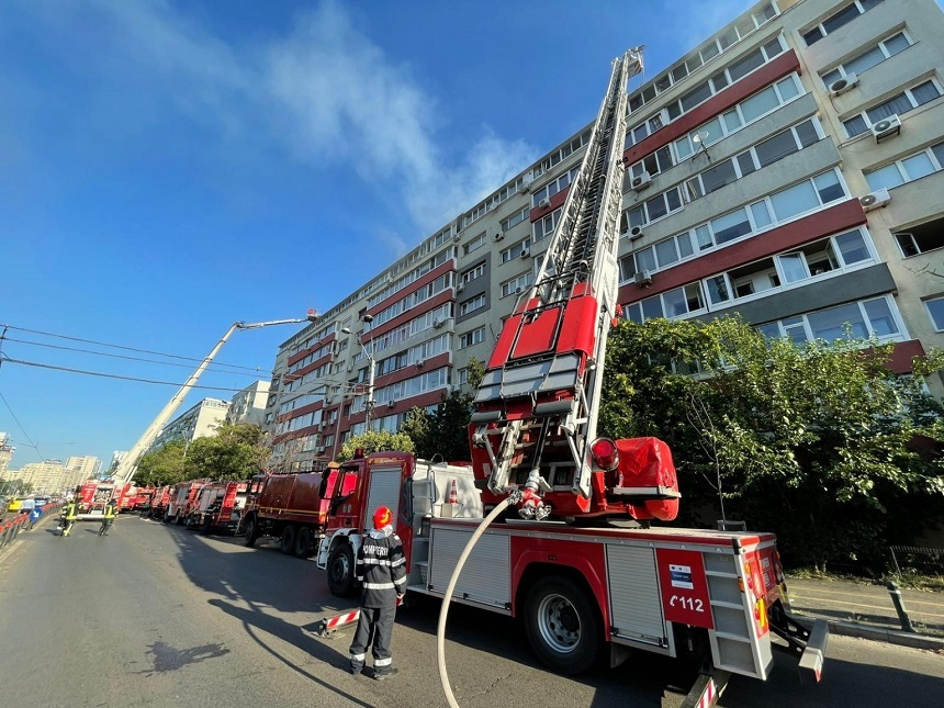 Incendiu într-un apartament situat la ultimul etaj al unui bloc din Capitală. 30 de persoane au fost evacuate