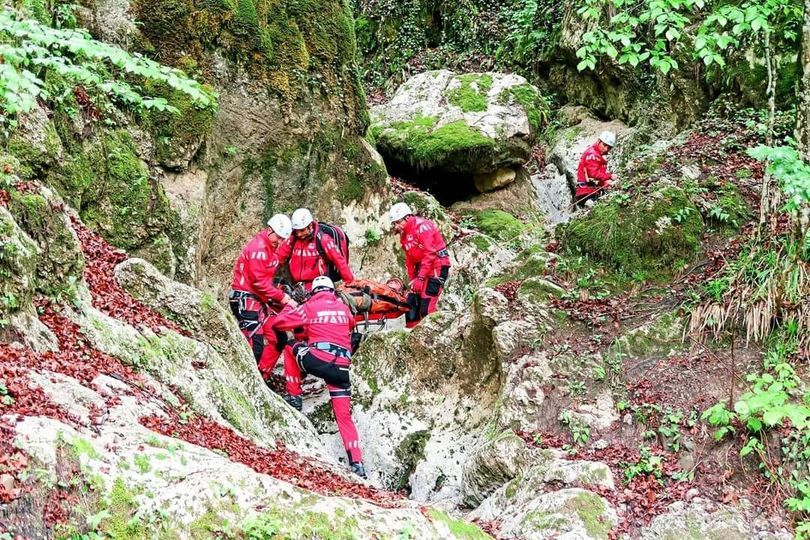 Turist cu fractură de femur, recuperat de către salvamontişti din Masivul Parâng – VIDEO