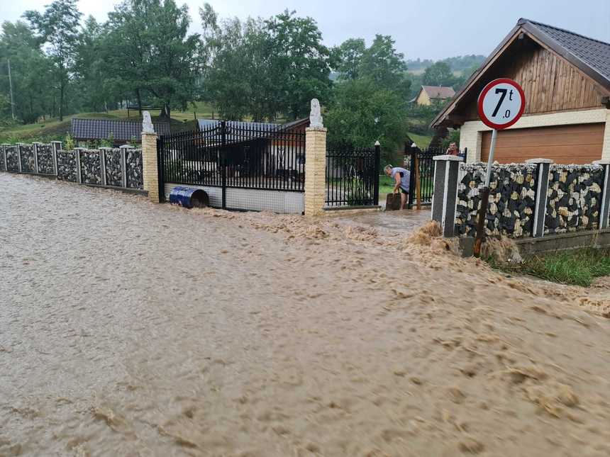 Cod roşu de ploi şi vijelii, în judeţul Iaşi