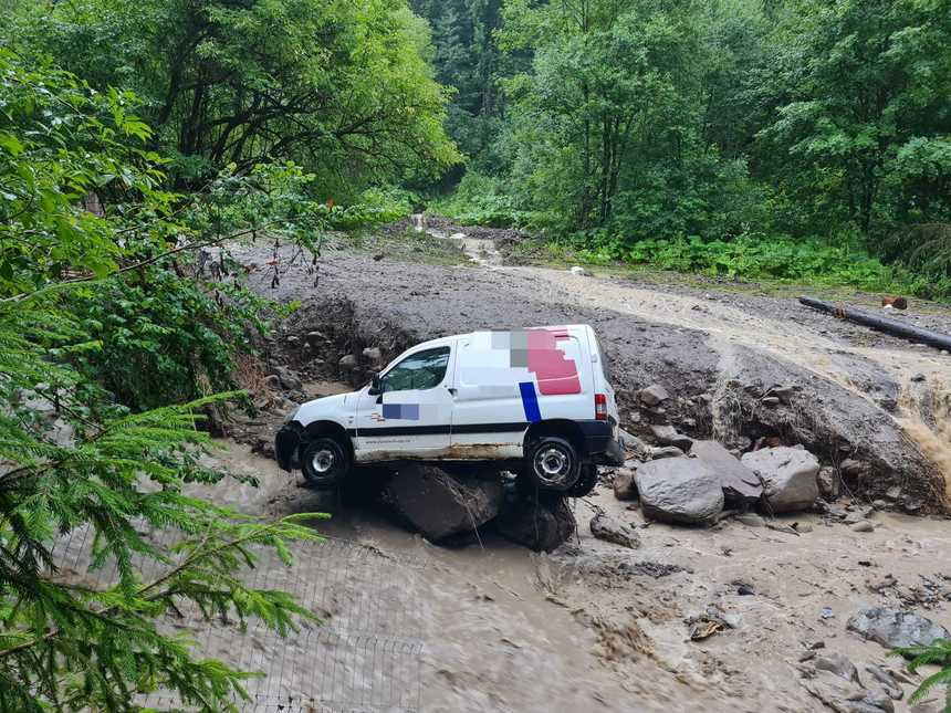 UPDATE – Neamţ: Şase autoturisme au rămas blocate pe un drum judeţean, după ce a căzut un copac / Salvamont, dar şi pompierii intervin în zonă / Ocupanţii maşinilor nu au nevoie de îngrijiri medicale – FOTO