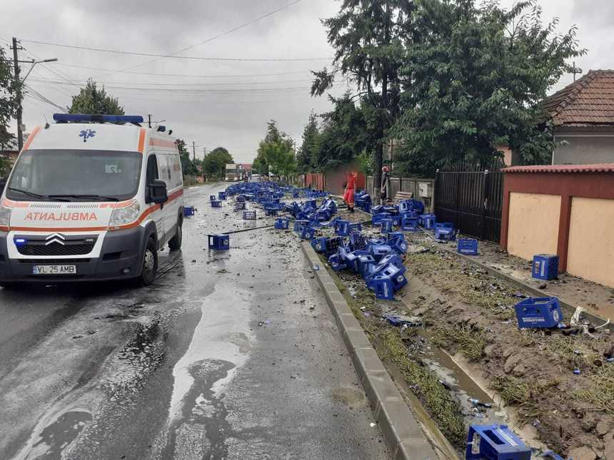 Vâlcea: Pieton rănit, după ce încărcătura unui TIR care transporta bere s-a răsturnat, zeci de lăzi ajungând pe şosea