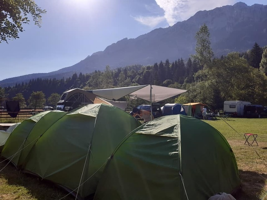 Mesaj Ro-Alert pentru localnicii şi turiştii aflaţi în zona campingului Plaiul Foii din judeţul Braşov. Apele unui pârâu s-au umflat şi au distrus două podeţe