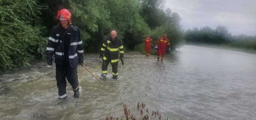 Bistriţa-Năsăud: Un bărbat a rămas agăţat în vegetaţia de pe marginea unui râu, fiind salvat de pompieri după câteva ore / Bărbatul era însoţit de un câine care nu l-a părărsit nicio clipă şi a lătrat pentru a semnala locul în care se afla stăpânul său