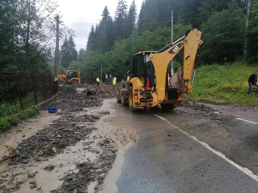 Bode anunţă că s-au înregistrat efecte ale furtunilor în 80 de localităţi din 20 de judeţe, apa fiind scoasă din peste 190 de case / 81 de persoane au fost evacuate şi s-au înregistrat două decese / Către prefecţi: Pericolul nu a trecut