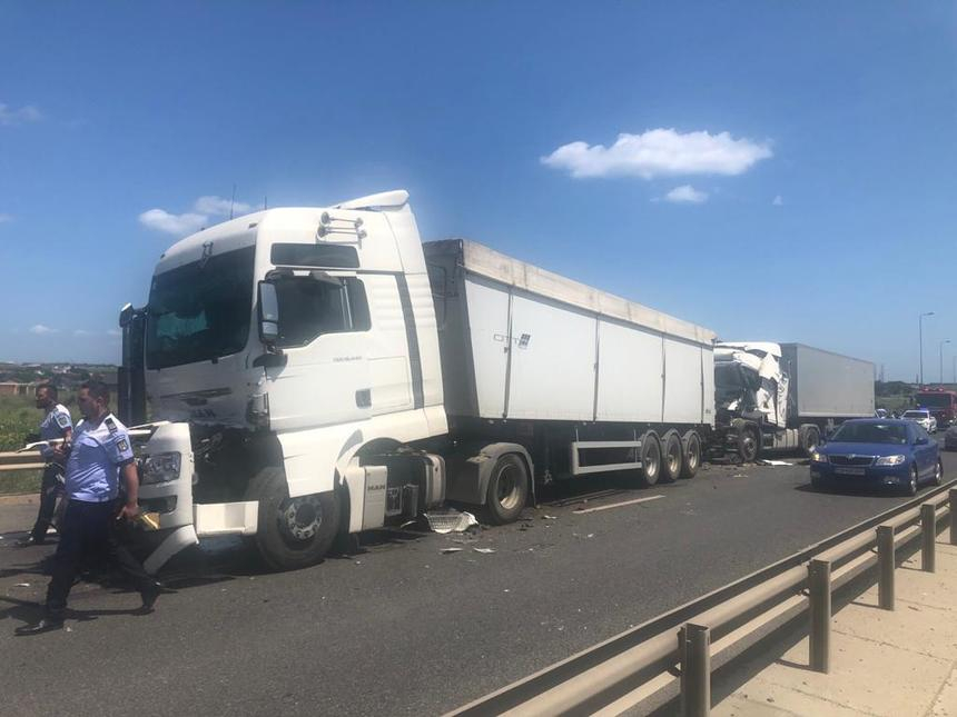 Constanţa: Trei camioane s-au ciocnit pe Autostrada A4. O persoană a fost rănită – FOTO