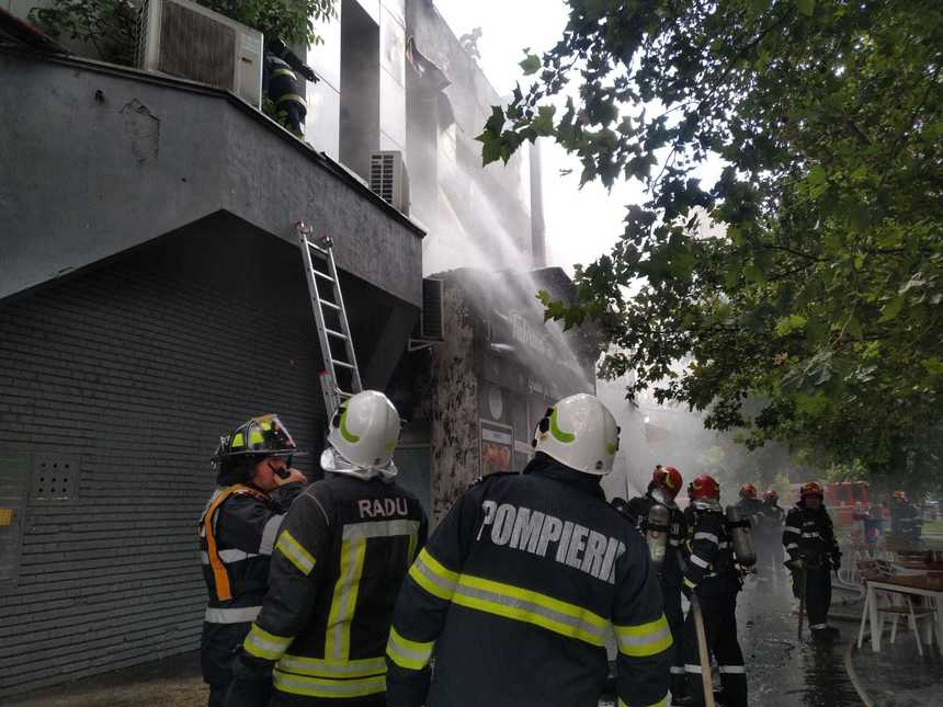 Incendiu cu degajări mari de fum, la complexul de la Piaţa Delfinului din Bucureşti/ Pompierii intervin cu mai multe autospeciale – FOTO