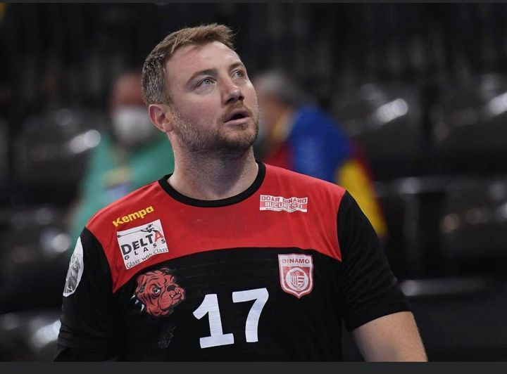 Căpitanul echipei de handbal Dinamo Bucureşti, Dan Savenco, şi-a anunţat retragerea; el va continua ca antrenor