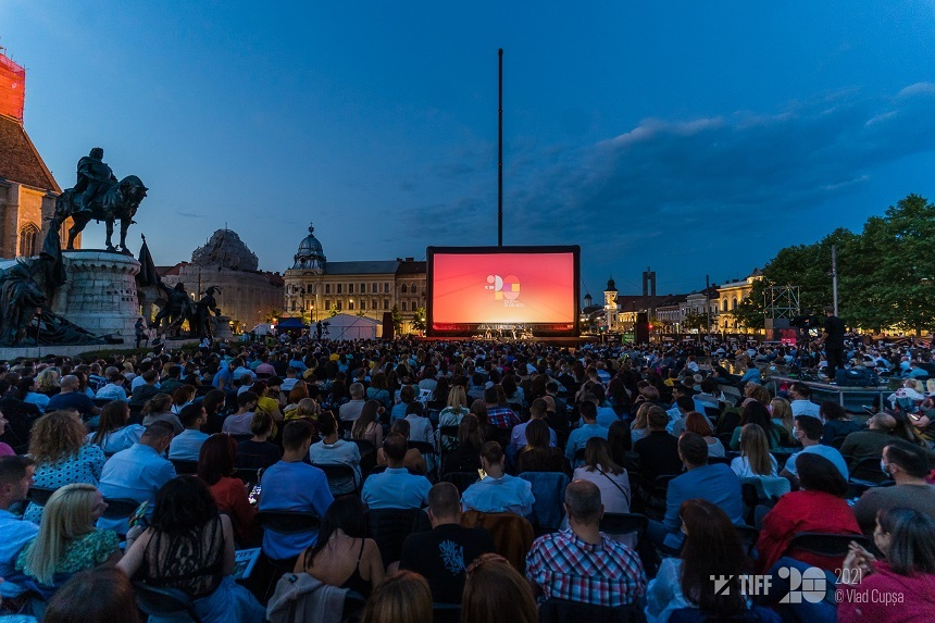 Mai mult de 1.500 de spectatori în Piaţa Unirii din Cluj-Napoca la gala de deschidere TIFF 2020 – FOTO