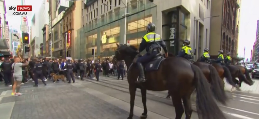 Australia – Manifestaţii anti-carantină şi confruntări cu poliţia la Sydney – VIDEO